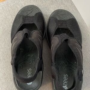Bzees Black 2” Sandal Size 6.5M